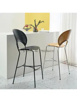 Скандинавски дизайнерски бар стол във формата на миди прост и творчески висок стол от масивна дървесина с домакинство на стол, бар стол, за кафене, бар стол Изображение
