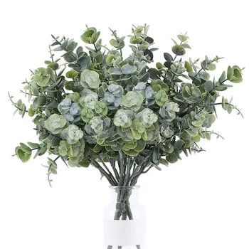 Букет от изкуствени цветя евкалипт, листа от зелени клони на растенията, фалшиви цветя за сватбената вечеря 